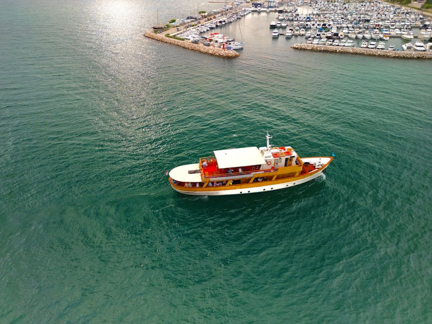 Piccola barca a vela che naviga vicino alla costa di Zara