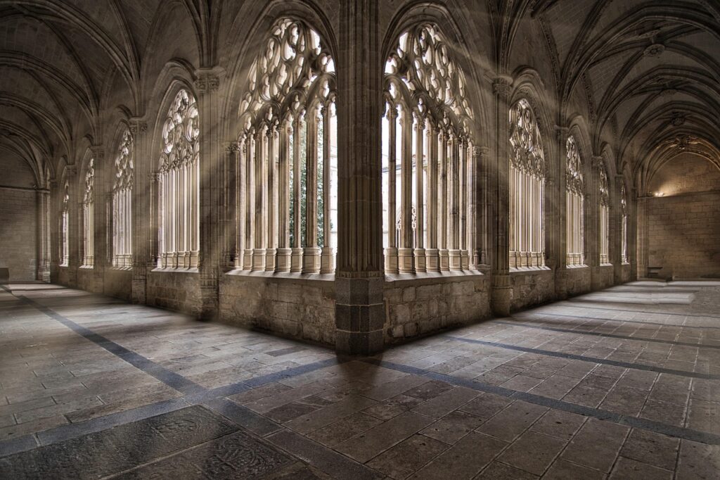 Interieur van de kathedraal van Zadar met stenen bogen