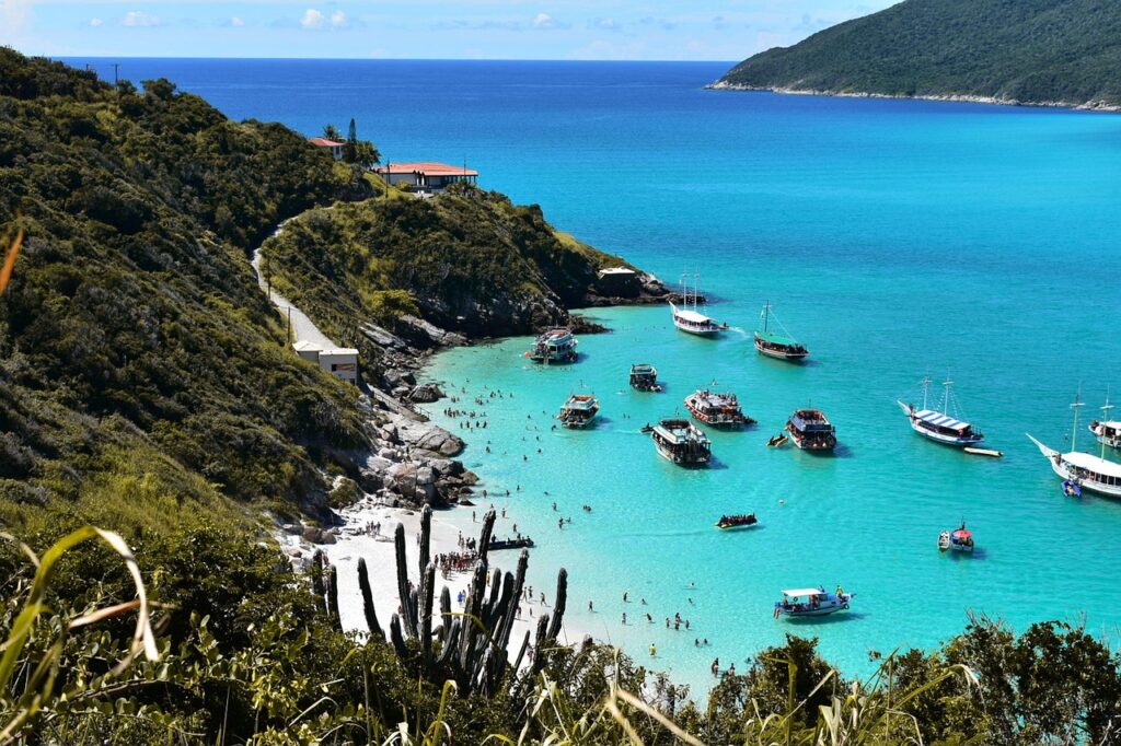 Zadar kustlijn in de zomer met boten en helder blauwe lucht