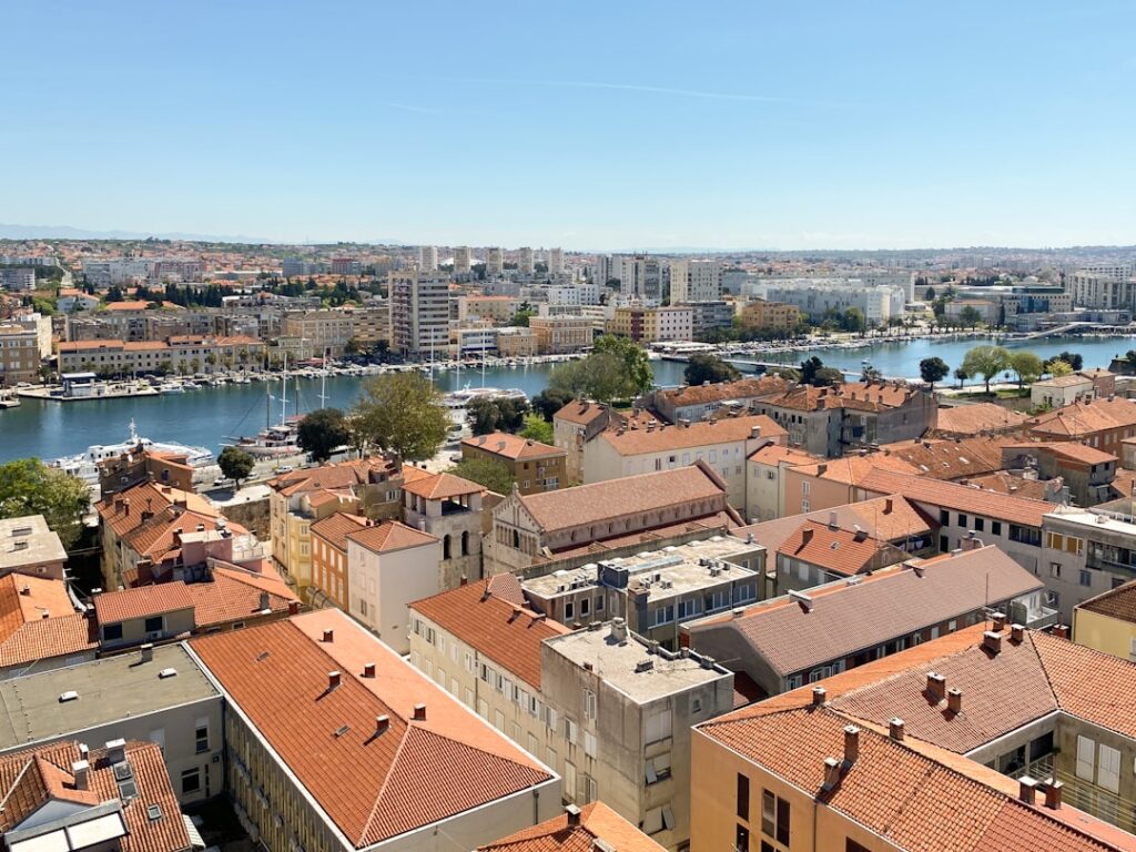 Oude stad Zadar bij zonsondergang gezien vanaf de zee