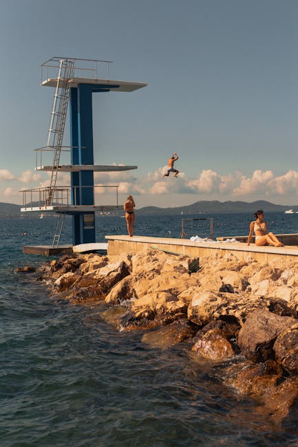 Keistrand bij Zadar met helder water en zwemmers
