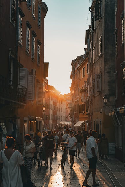 zonsondergang over de oude binnenstad van Zadar, Kalelarga straat in de avond