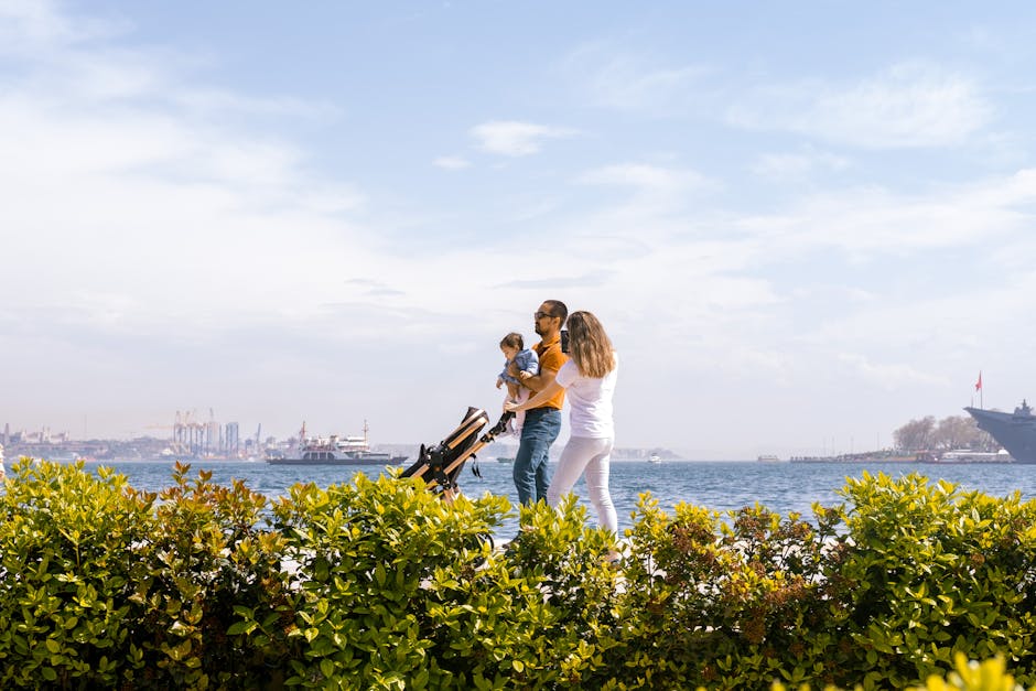 Famiglia che passeggia lungo il lungomare di Zara con passeggino