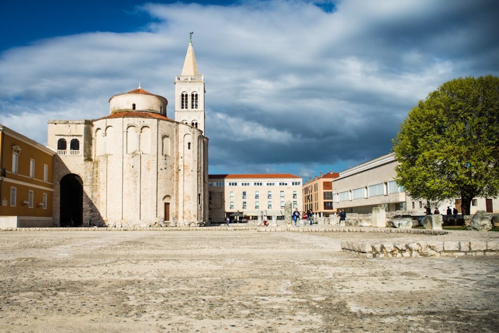 Foro romano di Zara al mattino con antiche colonne