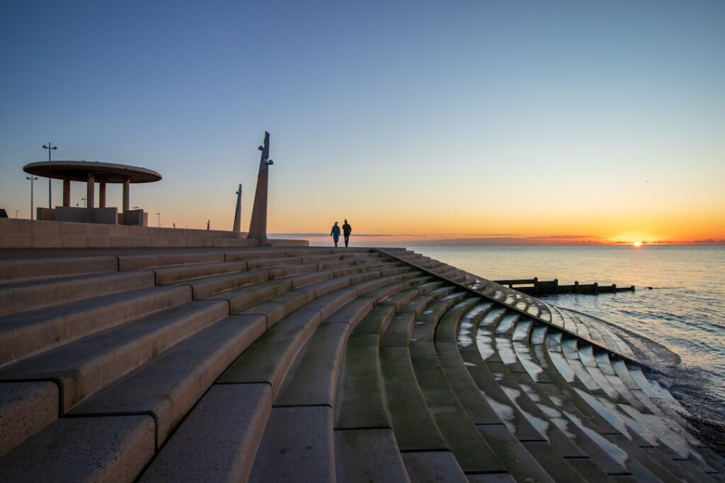 Organo Marino al tramonto con persone sedute sulle gradinate