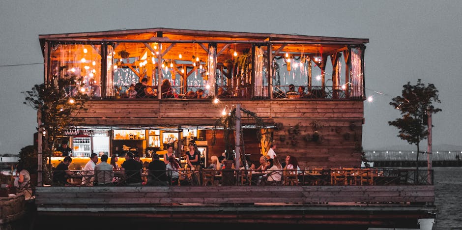 Terrazza di un bar sul lungomare di Zara di notte