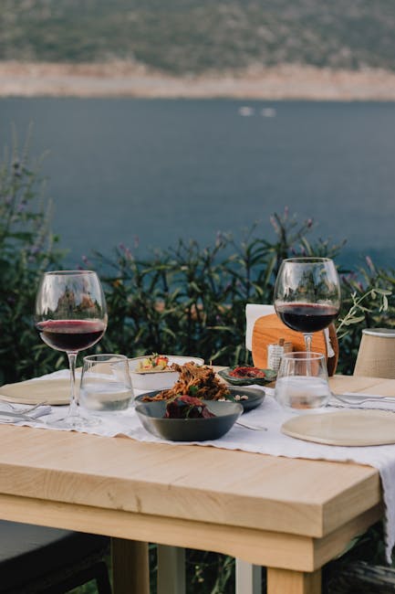Tavola con piatto croato e vino in ristorante