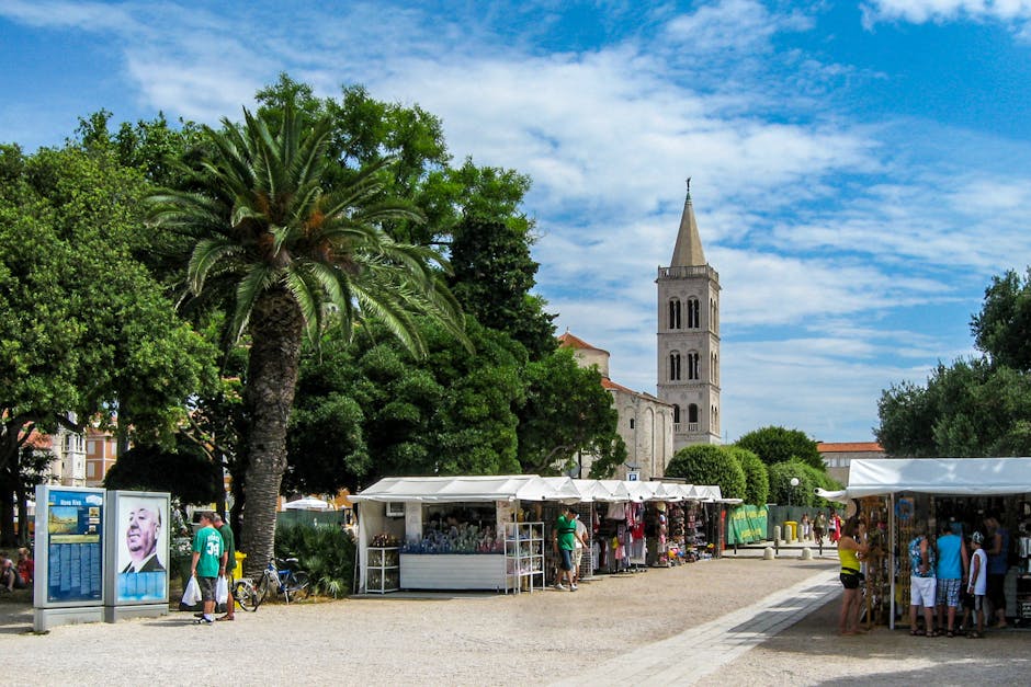 Bancarelle del mercato cittadino di Zadar alla luce del mattino