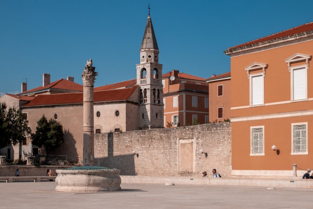Altstadtgasse von Zadar mit Kopfsteinpflaster im Morgenlicht