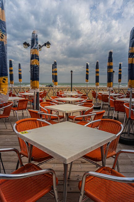 Puste stoliki nadmorskiej restauracji na promenadzie w Zadarze