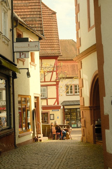 Oude stadssteeg met kinderkopjes en cafés in de namiddag