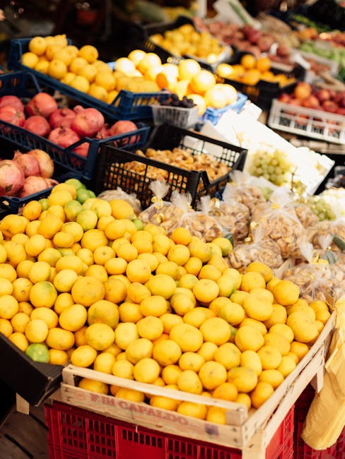 Marktkramen op de Green Market in Zadar met verse producten