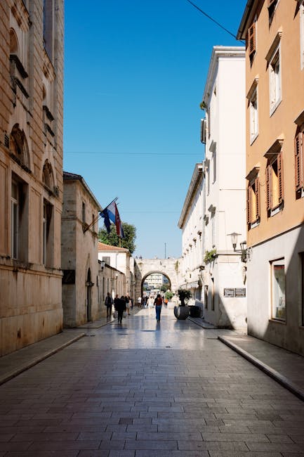 Kamienne uliczki starego miasta Zadar o zmierzchu