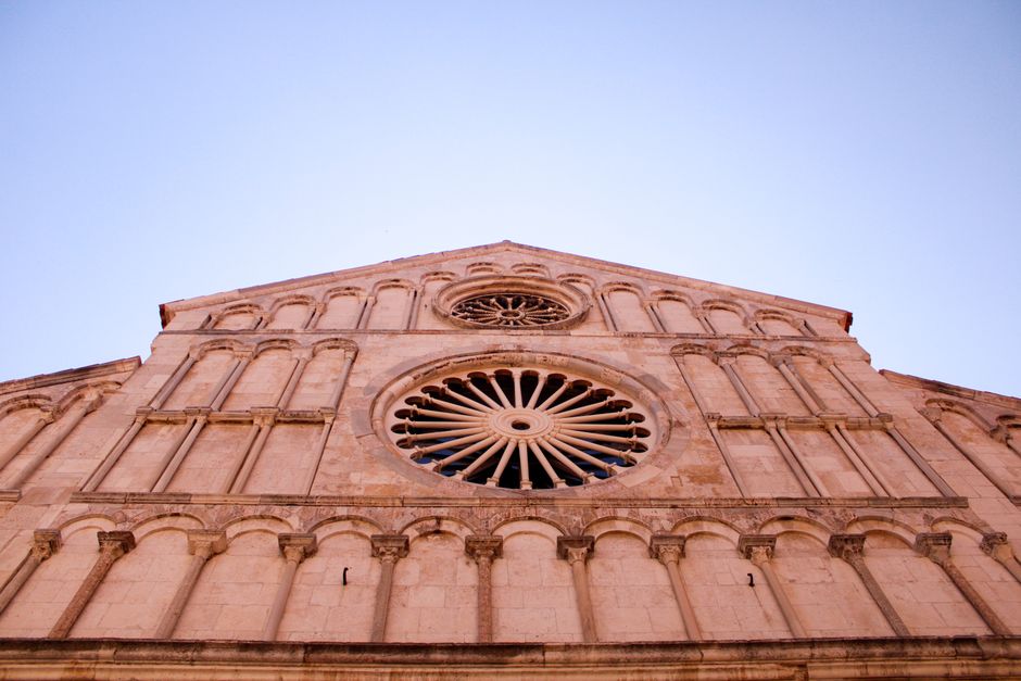 Facciata in pietra della Cattedrale di Sant'Anastasia a Zara, Trg Petra Zoranića