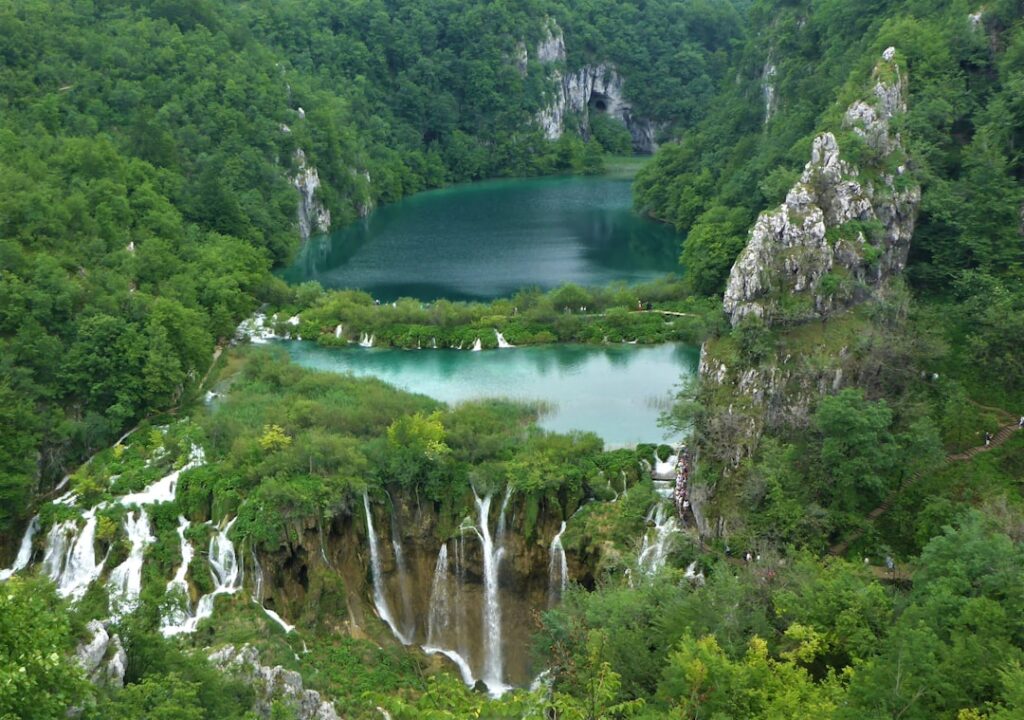 Luchtfoto van Plitvice met turquoise watervallen