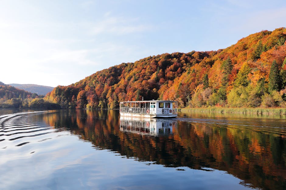 Battello elettrico che attraversa i laghi di Plitvice con passeggeri