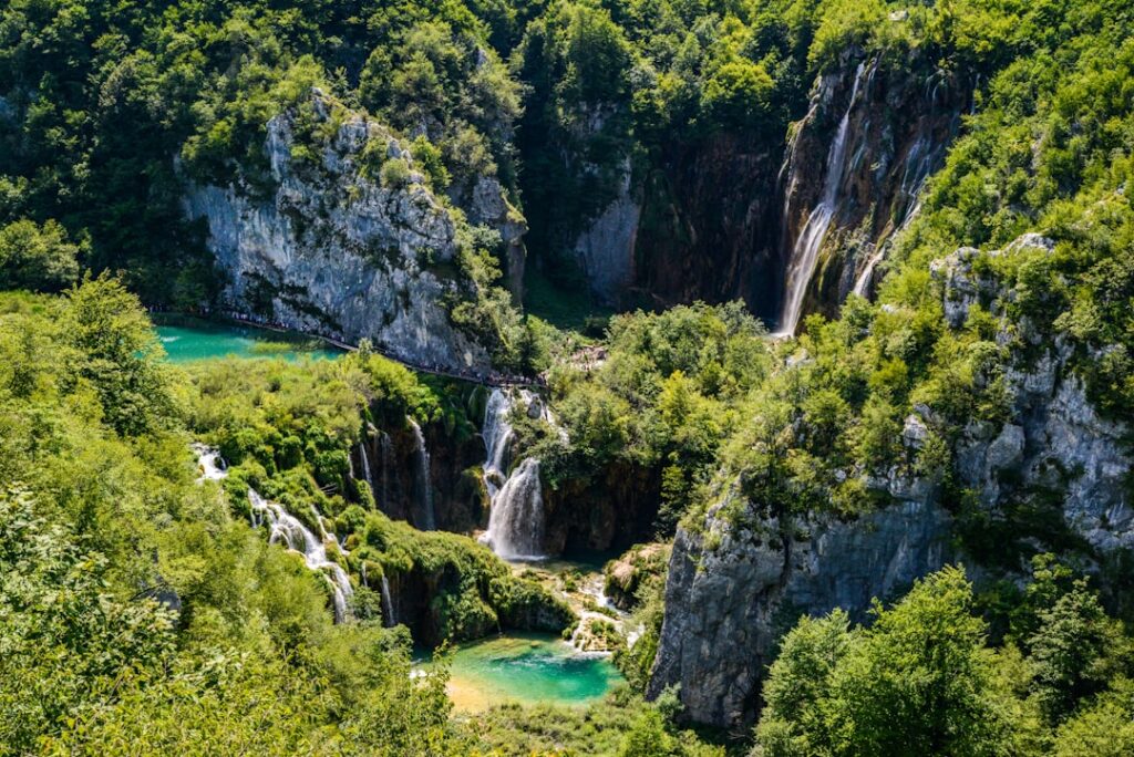Vista del parcheggio all'Ingresso 1 dei Laghi di Plitvice con autobus