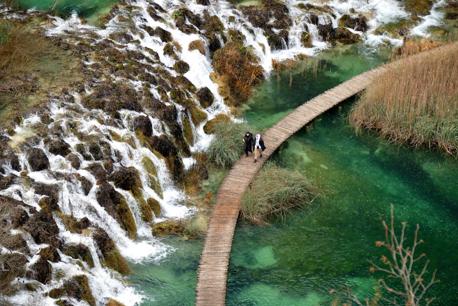 Passerelle principali dei Laghi di Plitvice vicino alla grande cascata