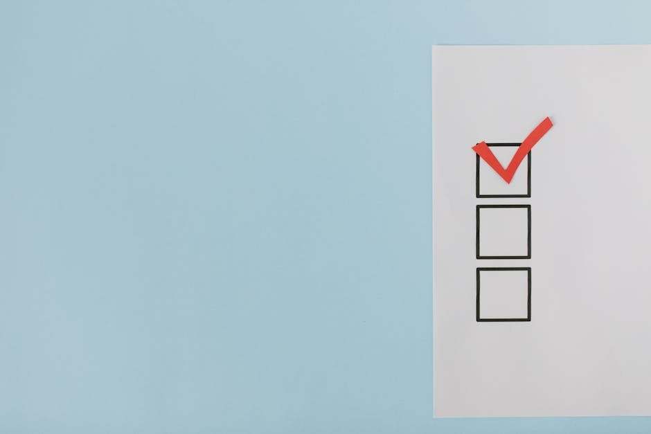 Checklist di viaggio stampata pronta per essere spuntata vicino allo zaino
