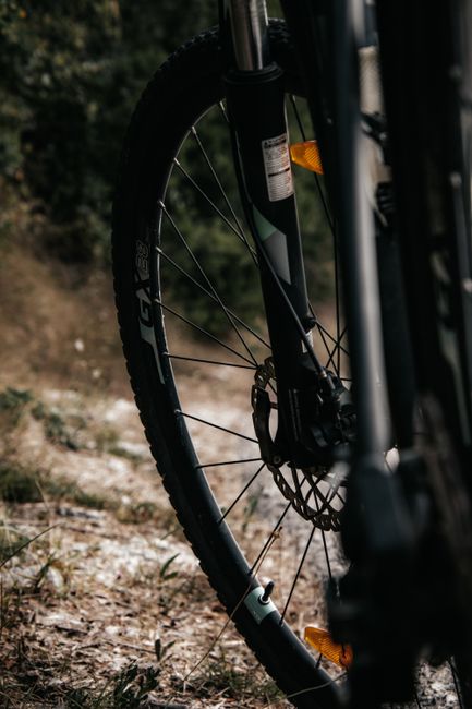mountain bike su strada di campagna con vista su Plitvice