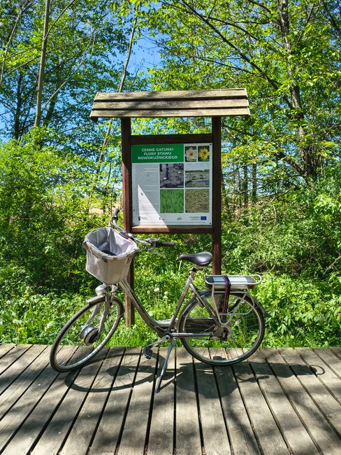 viaggiatore su e-bike vicino al cartello d'ingresso del Parco di Plitvice