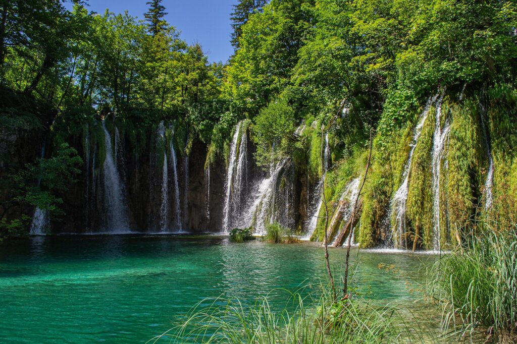 visitatori che fotografano le cascate dalle passerelle di legno a Plitvice