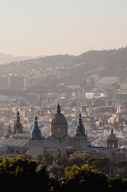 Schilderachtig uitzicht over Barcelona vanaf Montjuïc bij zonsondergang
