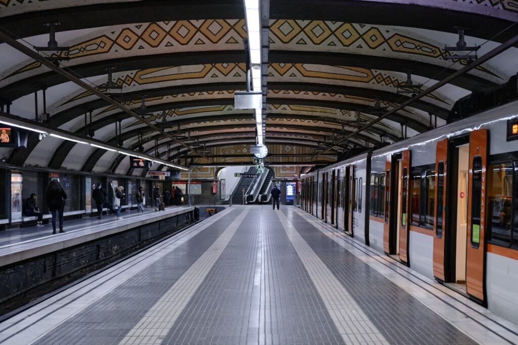 Metrotrein komt aan op Plaça de Catalunya