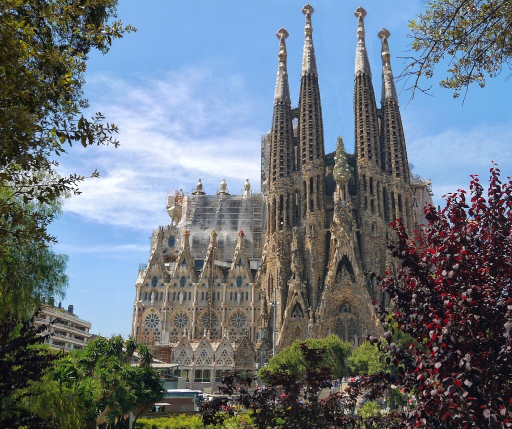 Facciata della Sagrada Família al tramonto