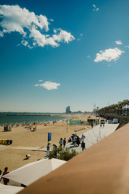 Ombrelloni e persone che si rilassano sulla spiaggia della Barceloneta