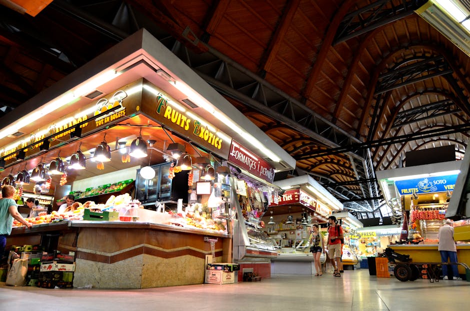 Interno del Mercat de Sant Antoni con banchi alimentari