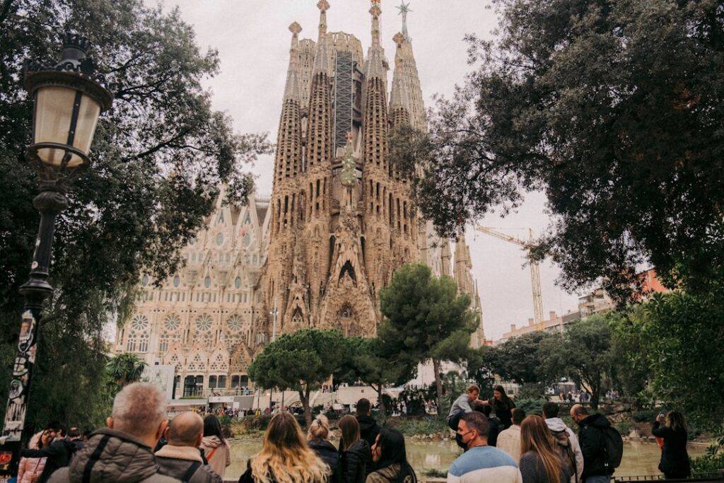 Uitzicht op Sagrada Família vanaf metrostationsuitgang