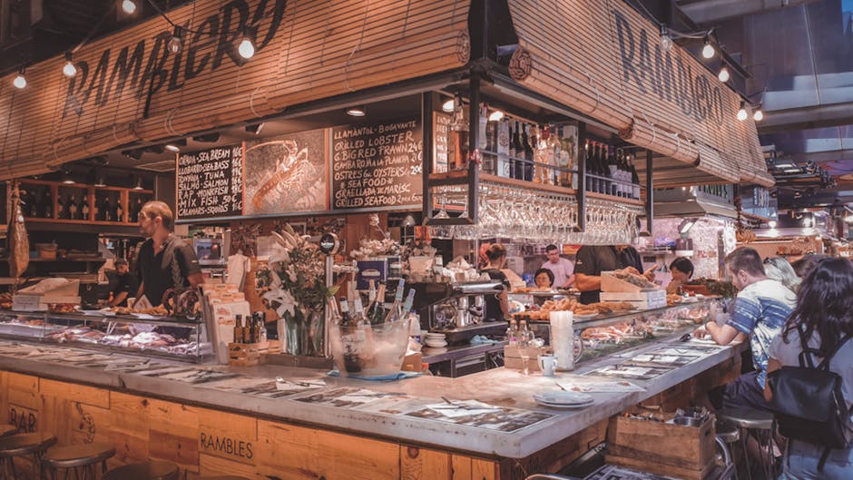 Interieur van Bar Pinotxo in La Boqueria, drukke bar