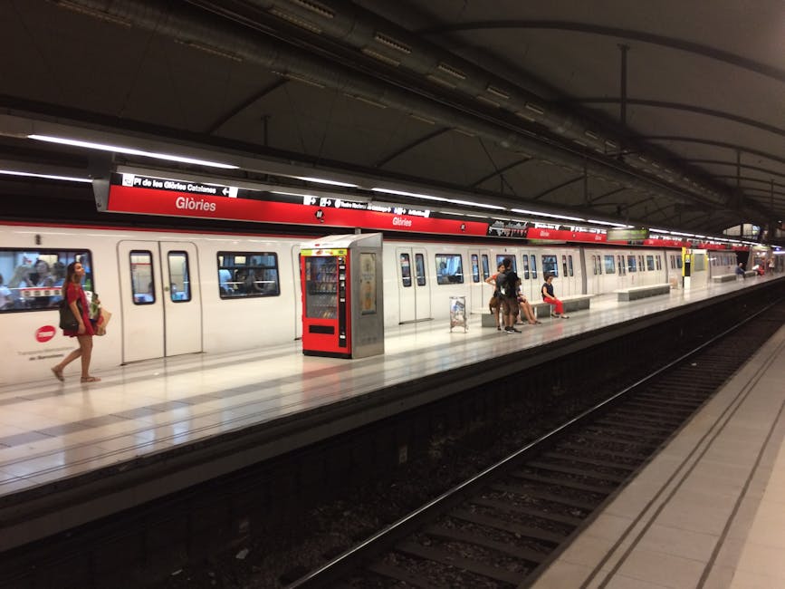 Stazione della metropolitana di Barcellona con treno moderno in arrivo