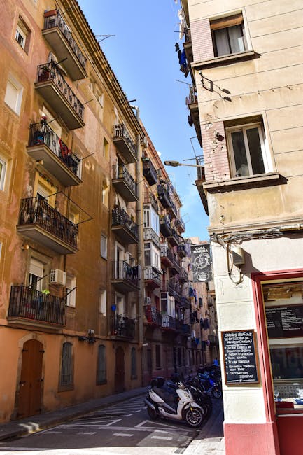 Stradina di Barcellona nel quartiere di Gràcia con caffè