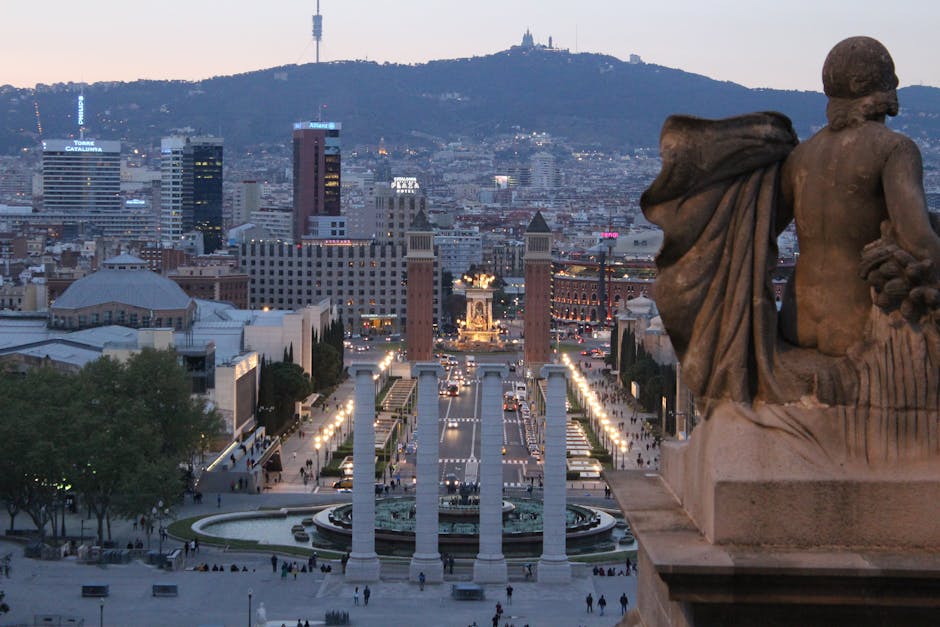Veduta panoramica di Barcellona da Montjuïc al crepuscolo con luci cittadine