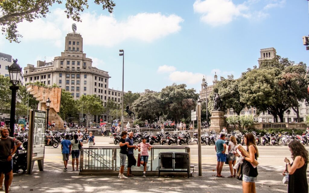 Turysta używający mapy w telefonie przy Plaça de Catalunya