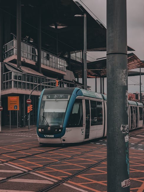 Tram lungo Avinguda Diagonal con cielo blu
