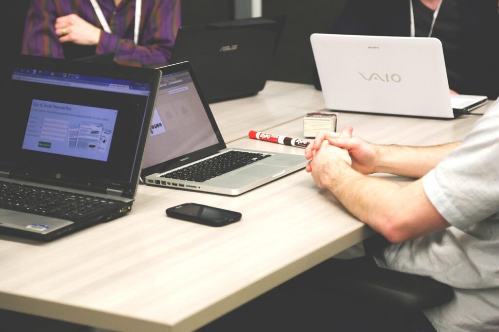 Viaggiatore d'affari con laptop in un caffè dell'Eixample vicino a spazi di coworking