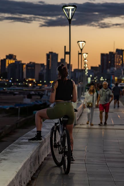 Radfahrer am Abend in der Nähe der Barceloneta