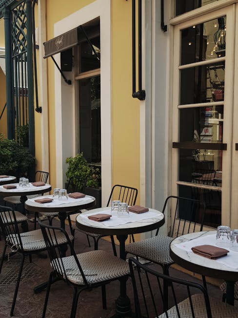 Piazza soleggiata a Gràcia con tavolini all'aperto