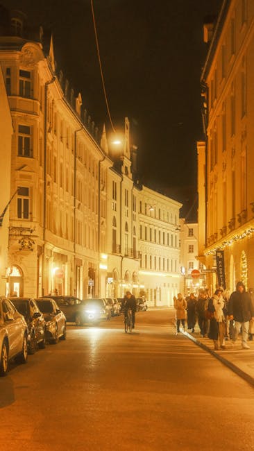 Strada notturna nel Born con luci calde e persone che passeggiano