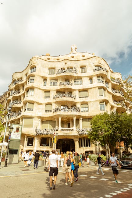 Ulica Passeig de Gràcia z przechodniami i Casa Milà