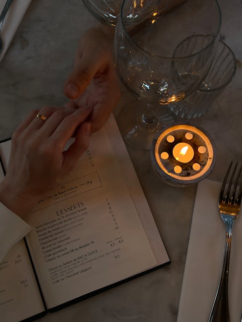 Coppia romantica che cena in un ristorante intimo con candele nel Born