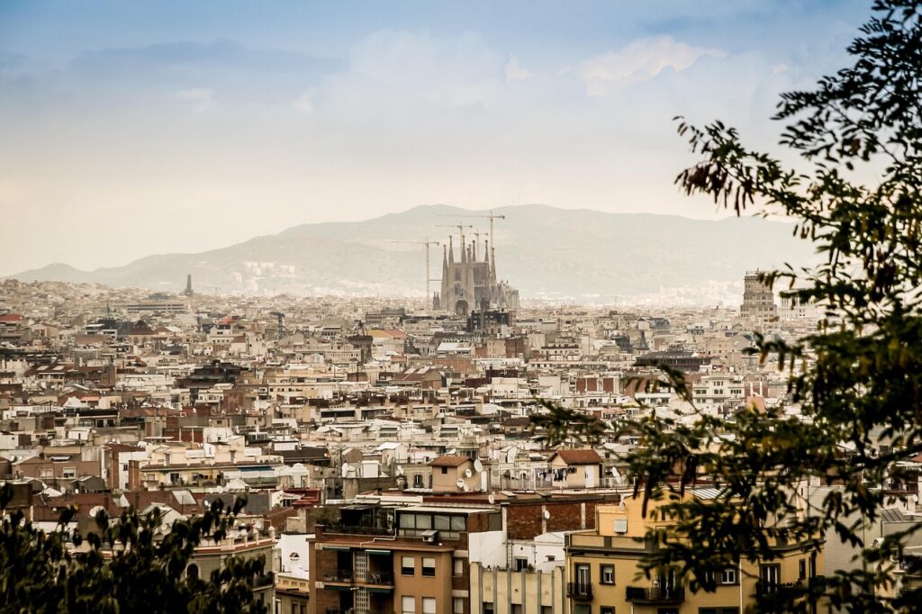 Wnętrze Sagrada Família z turystami podczas zwiedzania