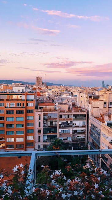 Vista al tramonto da un rooftop nell'Eixample con skyline moderno
