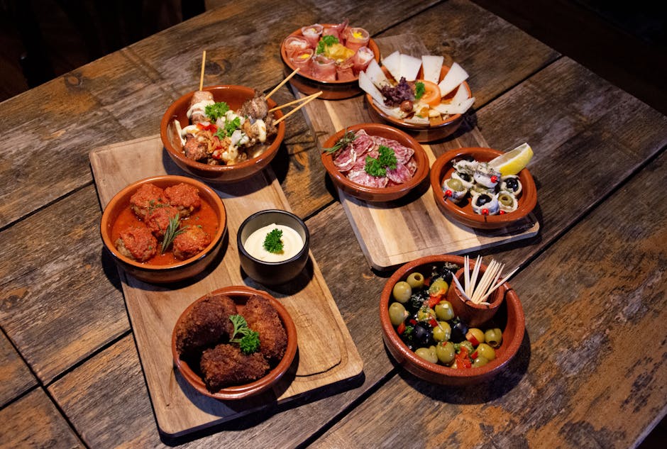 Piatti di tapas su tavolo di legno in un bar dell'El Born