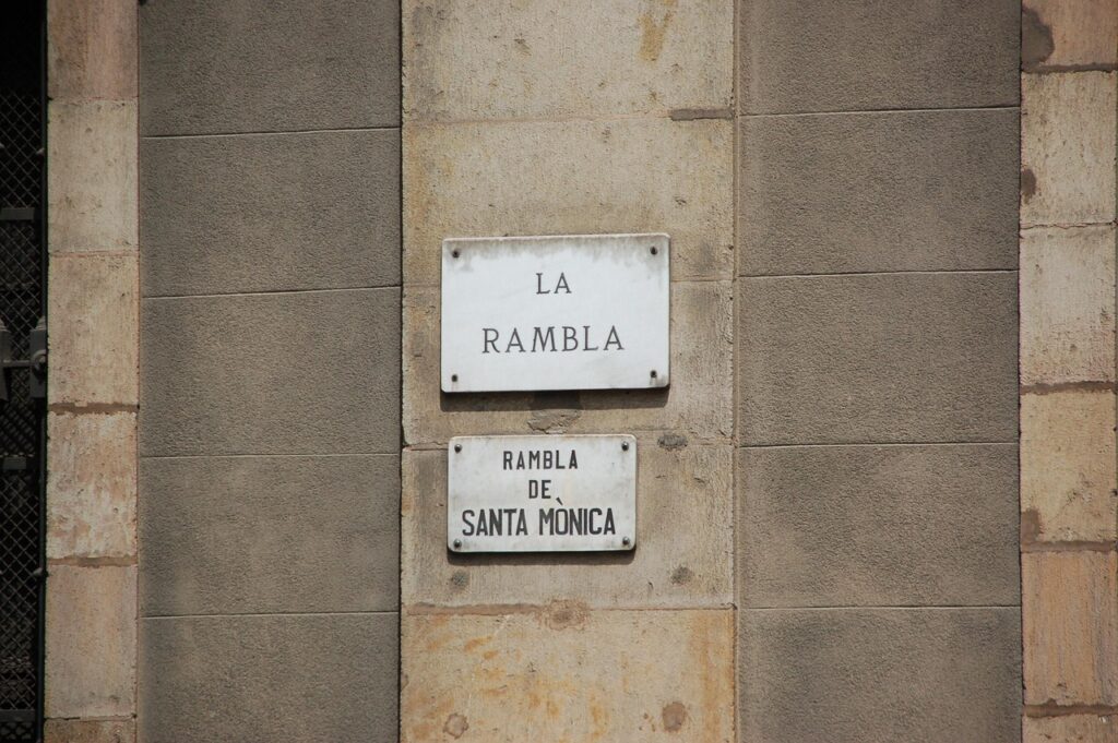 Bunte Marktstände in der Boqueria am La Rambla 91