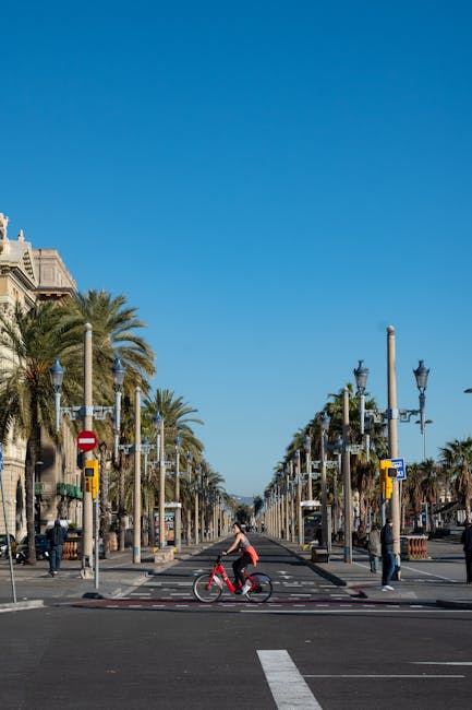 Ciclista urbano su Passeig de Gràcia vicino all’ingresso della metro
