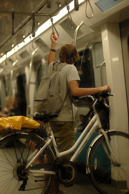 Primo piano di una bici piegata assicurata con una cinghia nella metro di Barcellona
